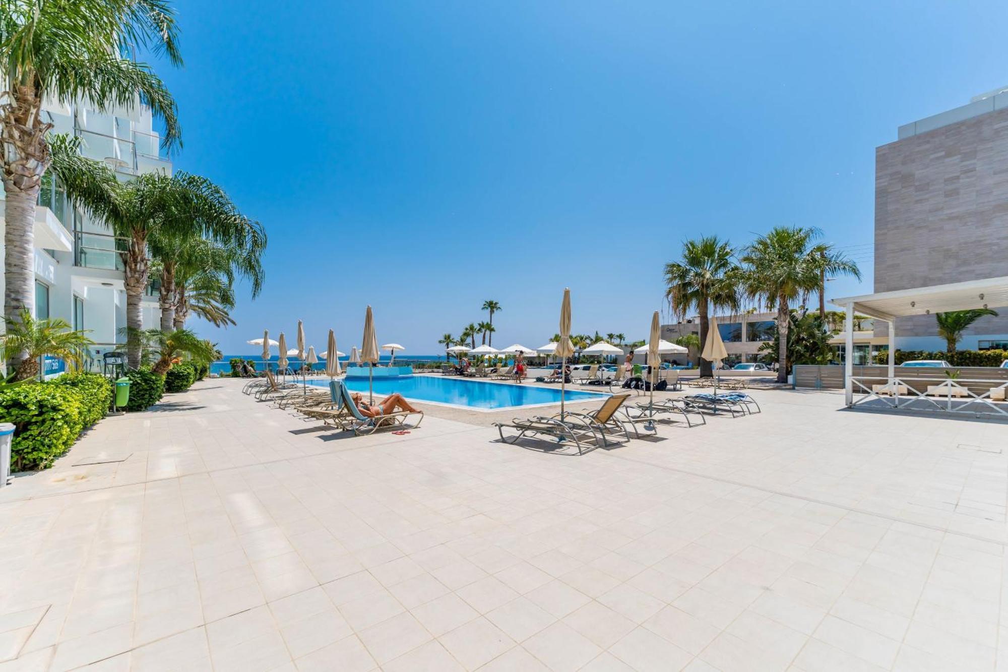 Meryl - Coralli Beachfront Apartment Protaras Esterno foto