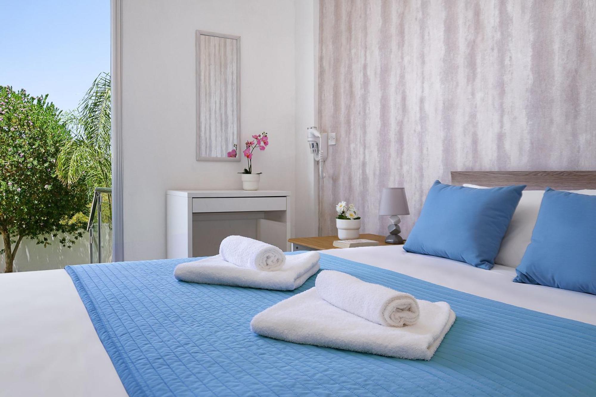 Meryl - Coralli Beachfront Apartment Protaras Esterno foto