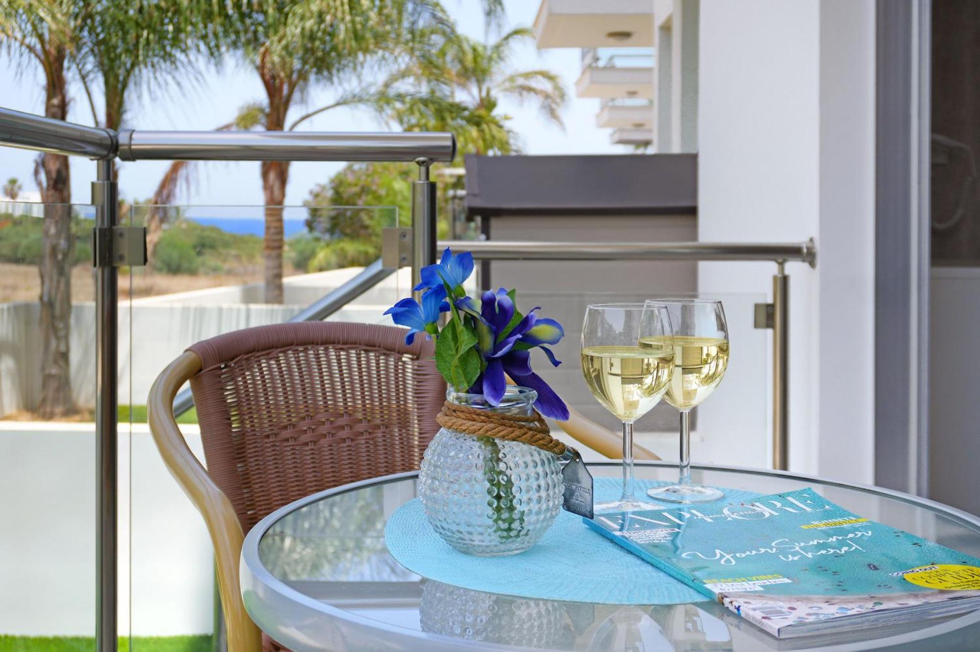 Meryl - Coralli Beachfront Apartment Protaras Esterno foto