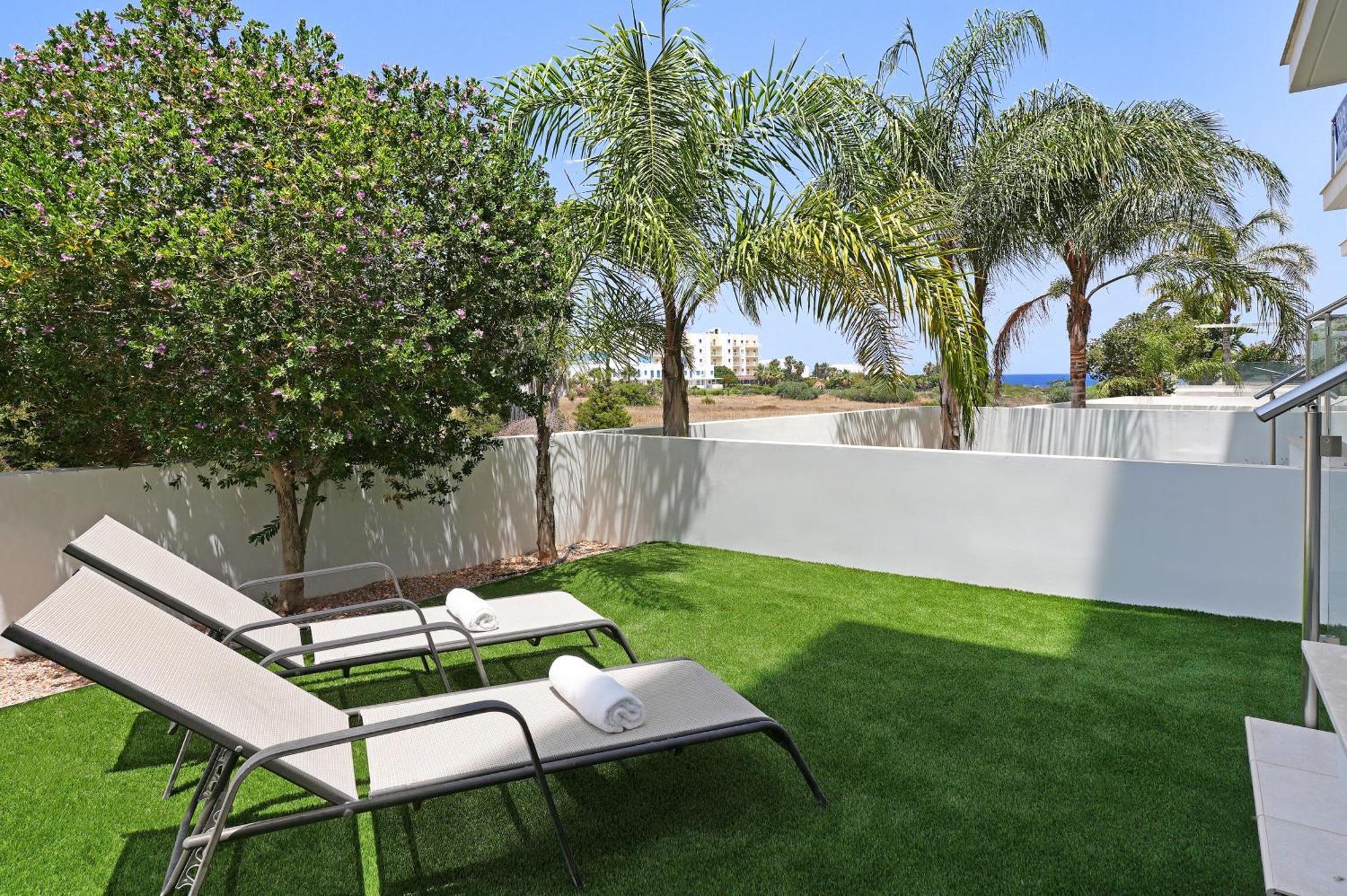 Meryl - Coralli Beachfront Apartment Protaras Esterno foto